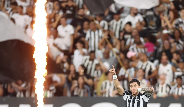 No apagar das luzes, Botafogo vence a Chapecoense na Copa do Brasil