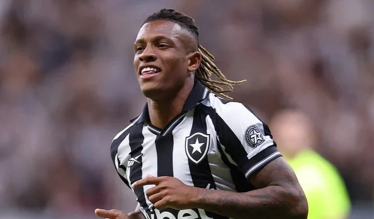 Botafogo projeta grande venda de Danilo, que está em alta no campo e no mercado
