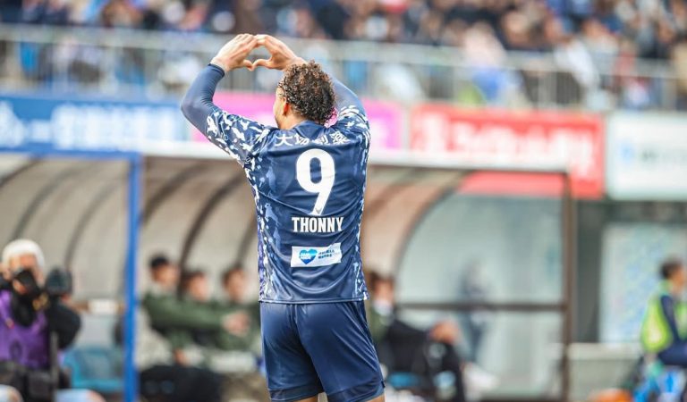 Thonny Anderson marca duas vezes, comanda vitória do Tokushima Vortis e coloca equipe na liderança
