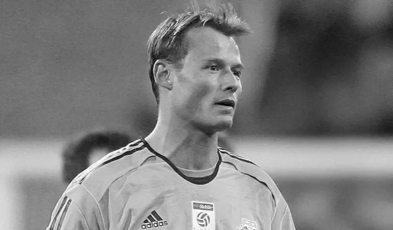 Ídolo de gigante inglês morre após ter carro atingido por trem