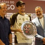 Pedro recebe homenagem do Flamengo por marca atingida