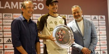 Pedro recebe homenagem do Flamengo por marca atingida
