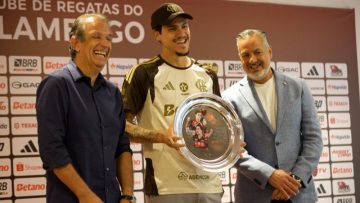 Pedro recebe homenagem do Flamengo por marca atingida