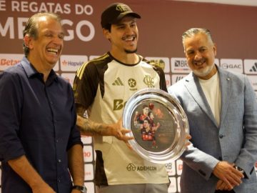 Pedro recebe homenagem do Flamengo por marca atingida