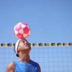 Ronaldinho com nova bola lançada em parceria com a Amazon