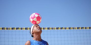 Ronaldinho com nova bola lançada em parceria com a Amazon