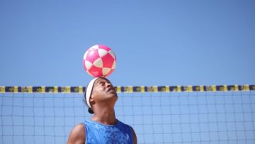 Ronaldinho com nova bola lançada em parceria com a Amazon