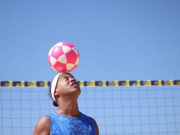 Ronaldinho com nova bola lançada em parceria com a Amazon