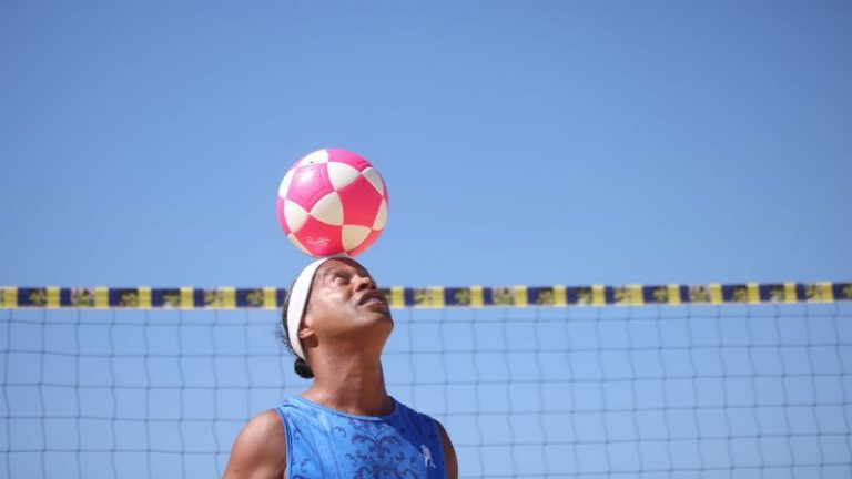 Ronaldinho com nova bola lançada em parceria com a Amazon