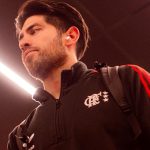 Rossi, goleiro do Flamengo, durante chegada para a partida diante do Furacão