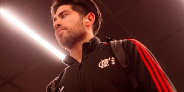 Rossi, goleiro do Flamengo, durante chegada para a partida diante do Furacão