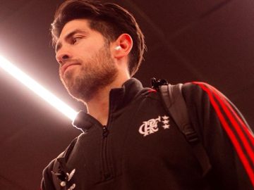 Rossi, goleiro do Flamengo, durante chegada para a partida diante do Furacão