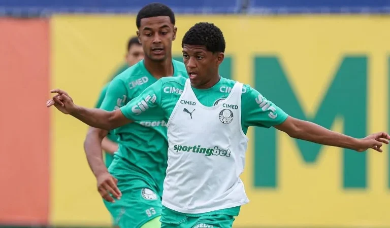 Harthur brilha na base do Palmeiras e assina contrato até 2029