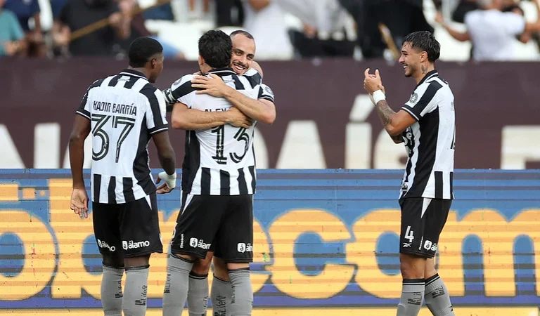 Com show de Arthur Cabral, Botafogo vence o Corinthians