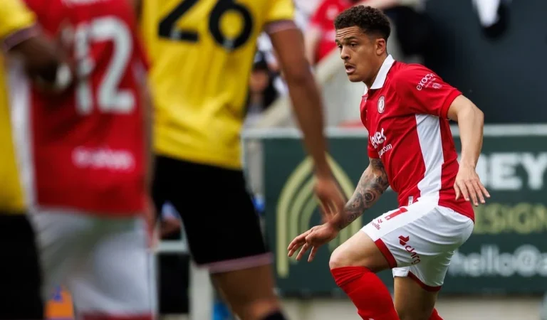 Neto Borges fecha temporada em alta no futebol inglês e mantém sequência como titular