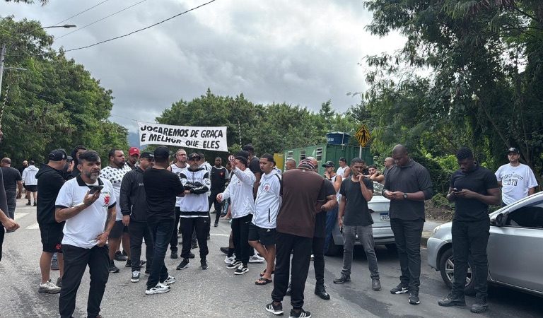 Organizadas cobram elenco do Vasco no CT após derrota