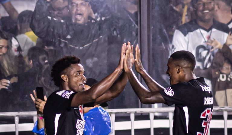 Vasco vence Athletico-PR e sobe na tabela