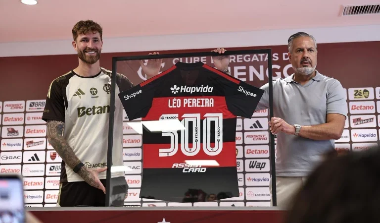 Léo Pereira é homenageado pelos seus 300 jogos pelo Flamengo
