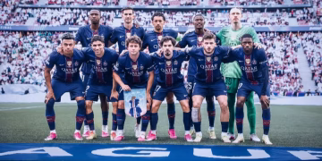 Equipe do PSG antes do confronto contra o Arsenal (Foto: Divulgação/PSG)