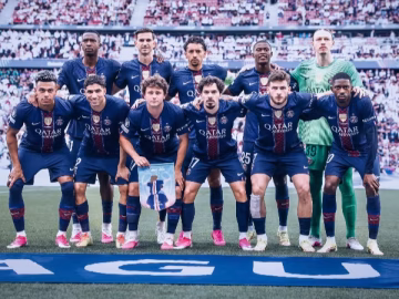 Equipe do PSG antes do confronto contra o Arsenal (Foto: Divulgação/PSG)
