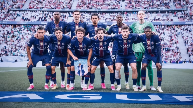 Equipe do PSG antes do confronto contra o Arsenal (Foto: Divulgação/PSG)