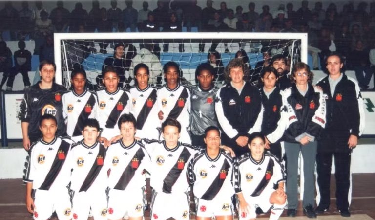 Marta inspira retomada do futebol feminino no Vasco