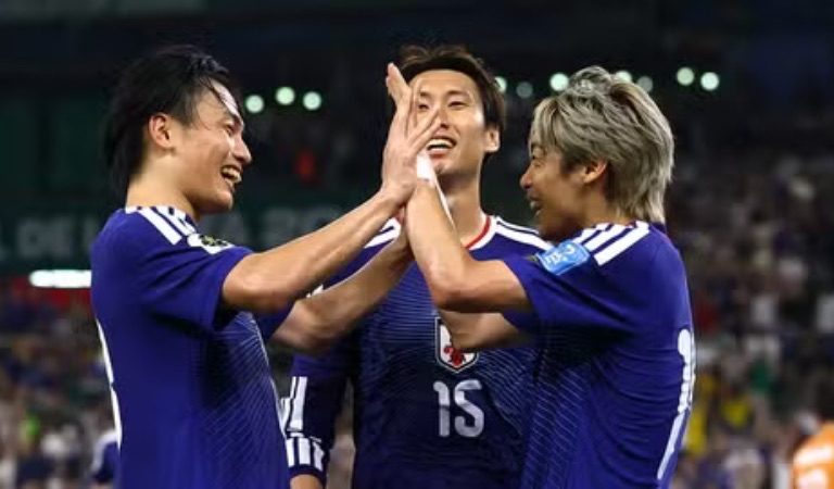 Japão goleia Tunísia e avança na Copa do Mundo