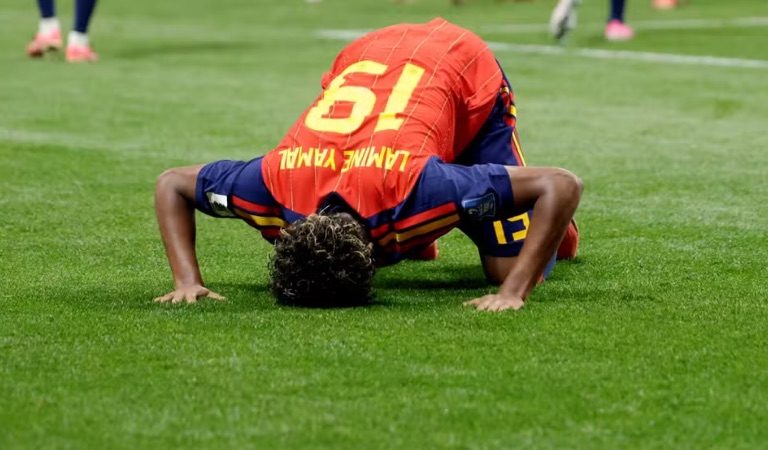 Espanha goleia Arábia Saudita e assume liderança no grupo da Copa
