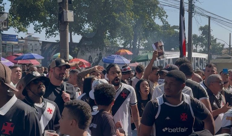 Torcida do Vasco protesta e pede venda da SAF para Lamacchia