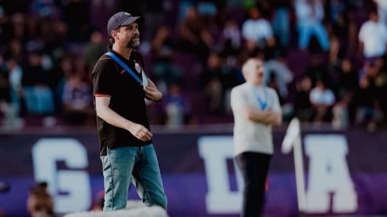 Maurício à beira do campo pelo Persija Jakarta