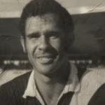 Brito posa para foto em São Januário (Foto: Divulgação)