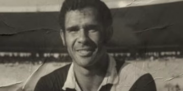 Brito posa para foto em São Januário (Foto: Divulgação)