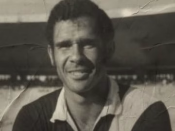 Brito posa para foto em São Januário (Foto: Divulgação)