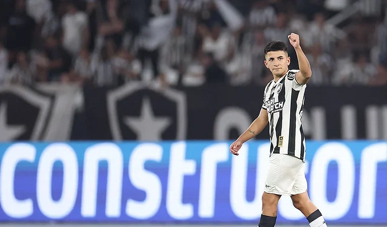 Gigante sul-americano se aproxima da contratação de Almada, ex-Botafogo
