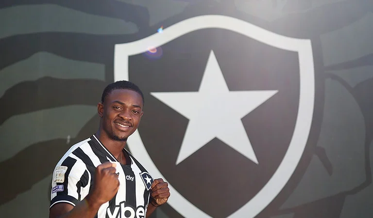 Botafogo anuncia a contratação de volante angolano