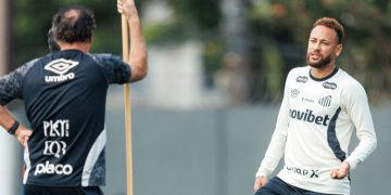 Neymar durante treino da manhã desta quinta