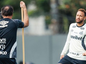 Neymar durante treino da manhã desta quinta