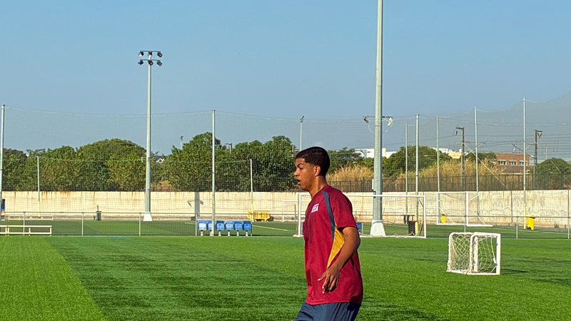 Márcio Gabriel treinando com companheiros do Villarreal