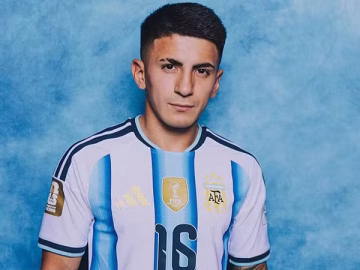 Almada durante sessão de fotos da Argentina