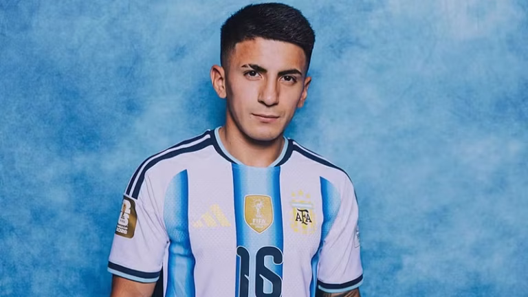 Almada durante sessão de fotos da Argentina