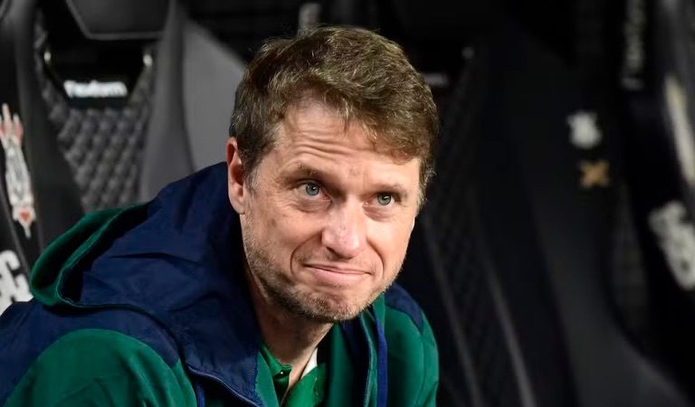Vasco encaminha contratação de Fernando Seabra até 2027