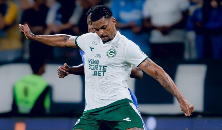 Lucas Ribeiro completa 100 jogos pelo Goiás e celebra marca histórica