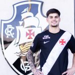 Paulinho em sua primeira foto como jogador do Vasco