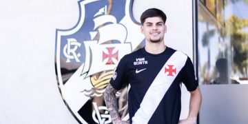 Paulinho em sua primeira foto como jogador do Vasco
