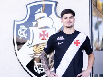 Paulinho em sua primeira foto como jogador do Vasco