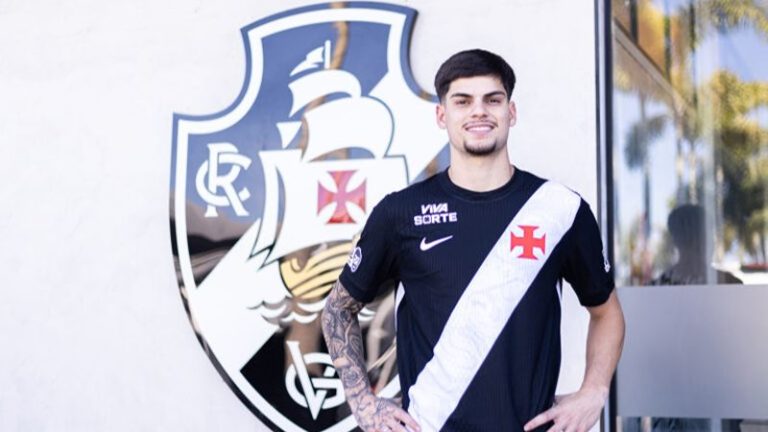 Paulinho em sua primeira foto como jogador do Vasco