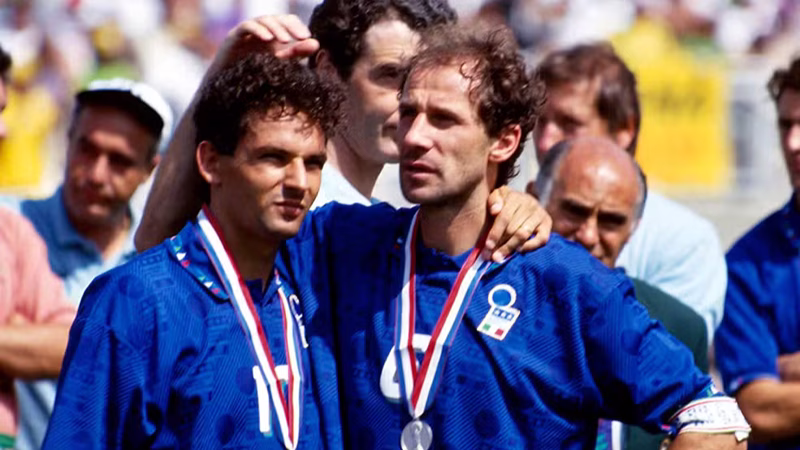Baresi e Baggio se consolam após perder a final de 1994 para o Brasil