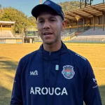 Souza com o uniforme do Arouca
