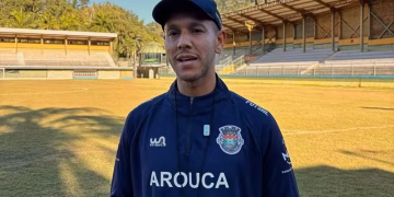 Souza com o uniforme do Arouca