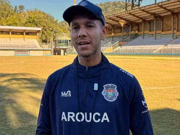 Souza com o uniforme do Arouca